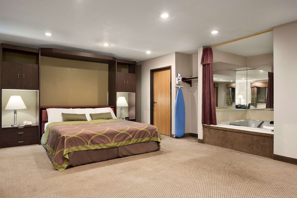 Business Room, 1 King Bed, Hot Tub photo 1