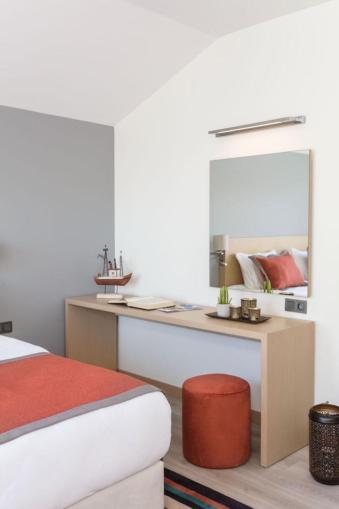 Suite, 1 King Bed, Non Smoking - Photo 3