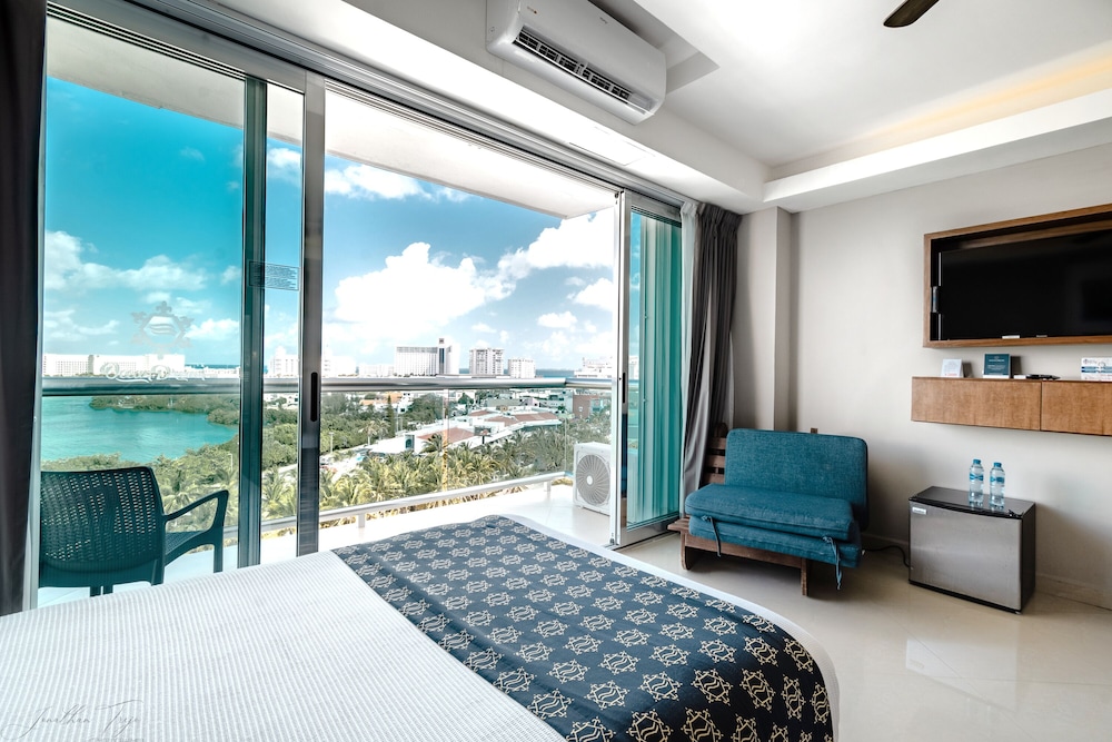 Standard Room, 2 Double Beds, Lagoon View photo 2