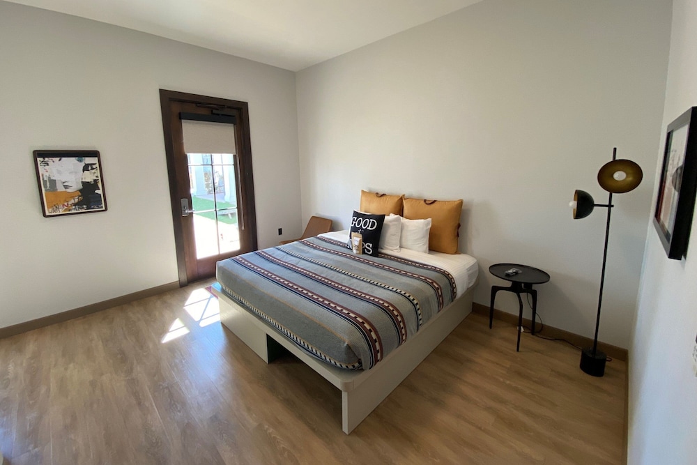Room, 1 King Bed photo 1