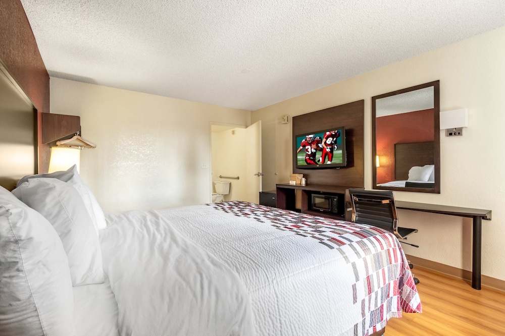 Deluxe Room, 1 King Bed, Accessible, Non Smoking (Roll-In Shower) - Photo 3