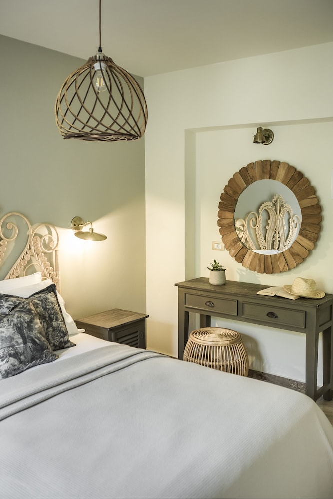 Deluxe Suite, Partial Sea View - Photo 8