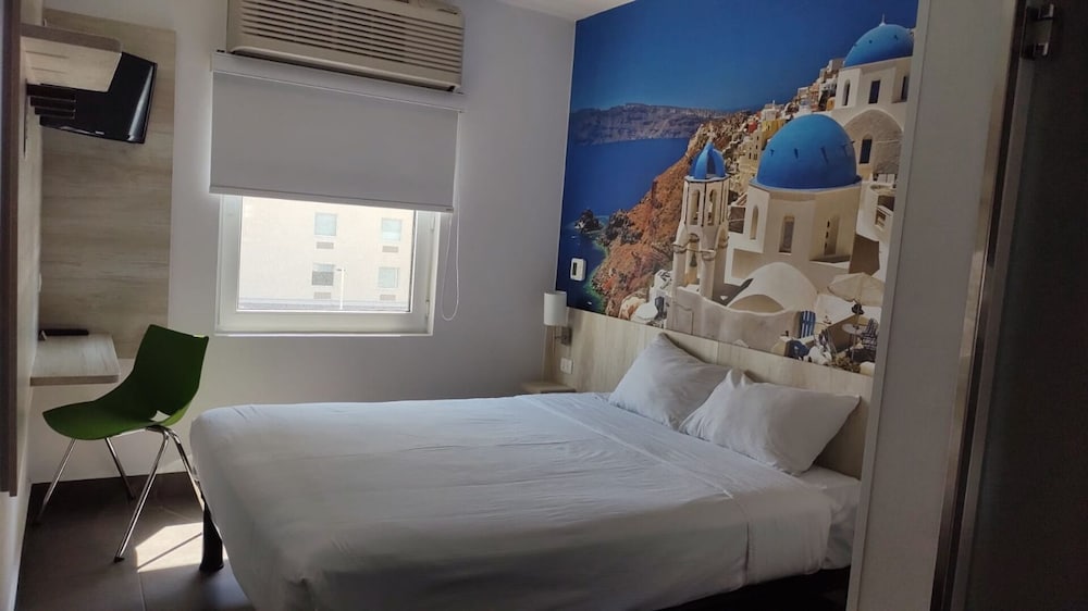 Standard Room, 1 Queen Bed photo 3