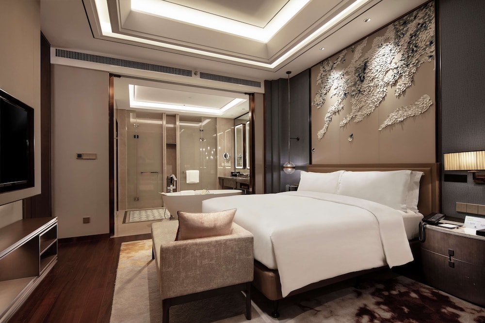 Deluxe Suite, 1 King Bed - Photo 5