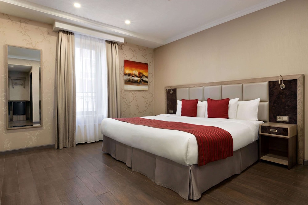 Deluxe Room, 1 King Bed, Non Smoking photo 1