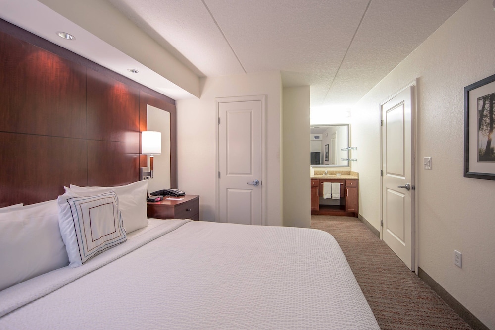 Premium Suite, 2 Bedrooms (Mobility/Hearing Access, Roll-in Shwr)
