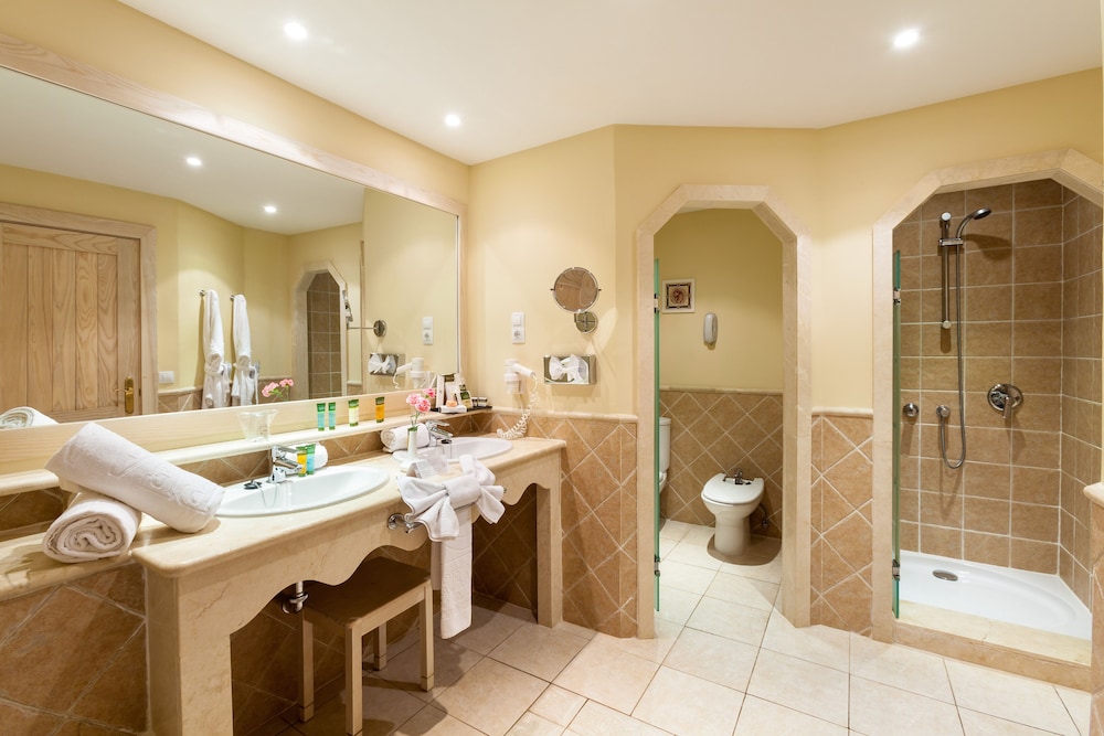 Senior Suite (2 adults) - Photo 6