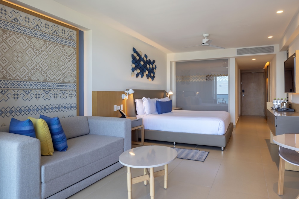 Luxury Junior Suite Swim Out - Photo 3