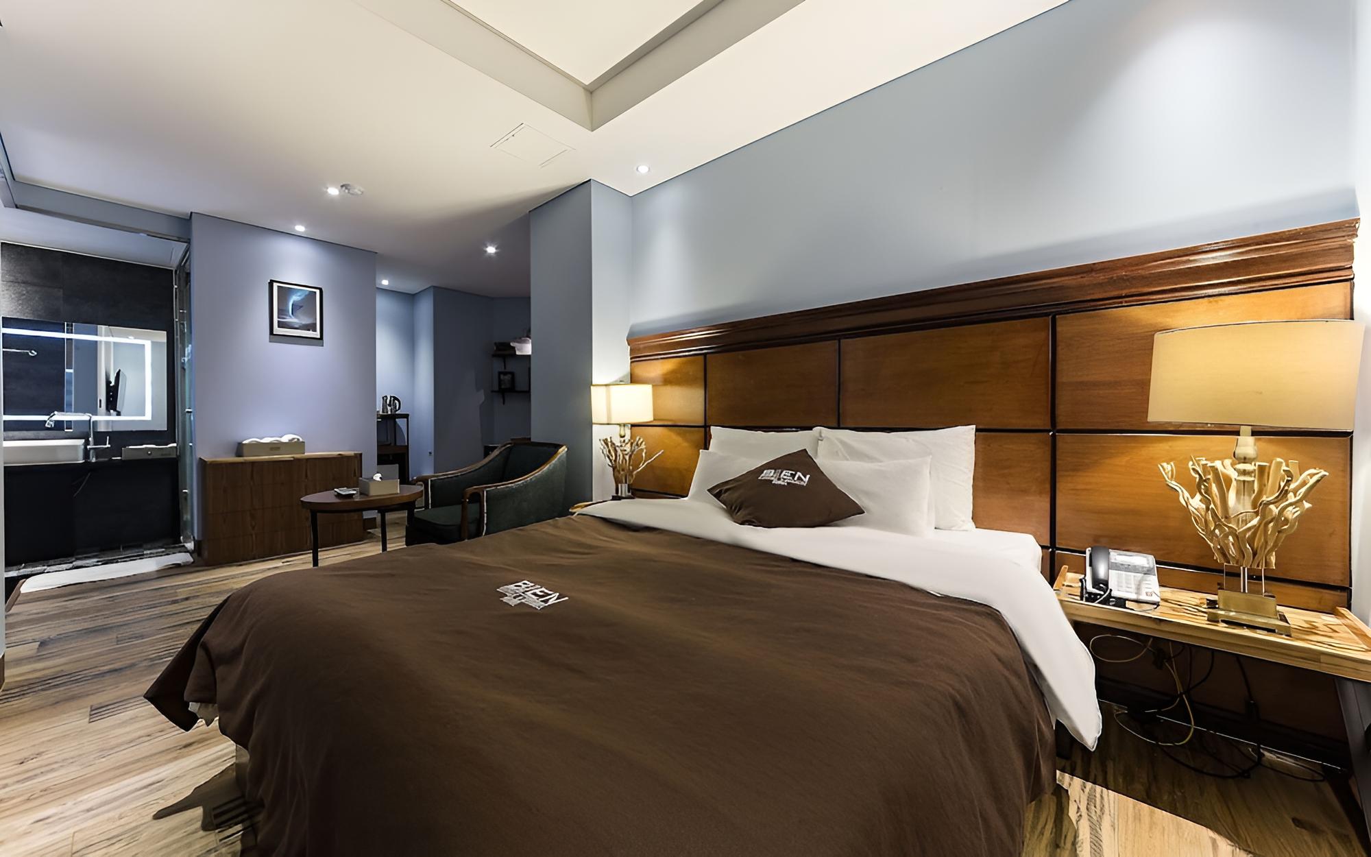 Room (Premium) - Photo 28