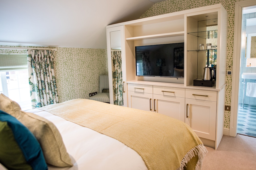 Deluxe Double Room, 1 King Bed, Pool View
