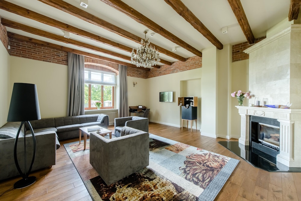 Apartment in the Palace with a view of the lake - Photo 1