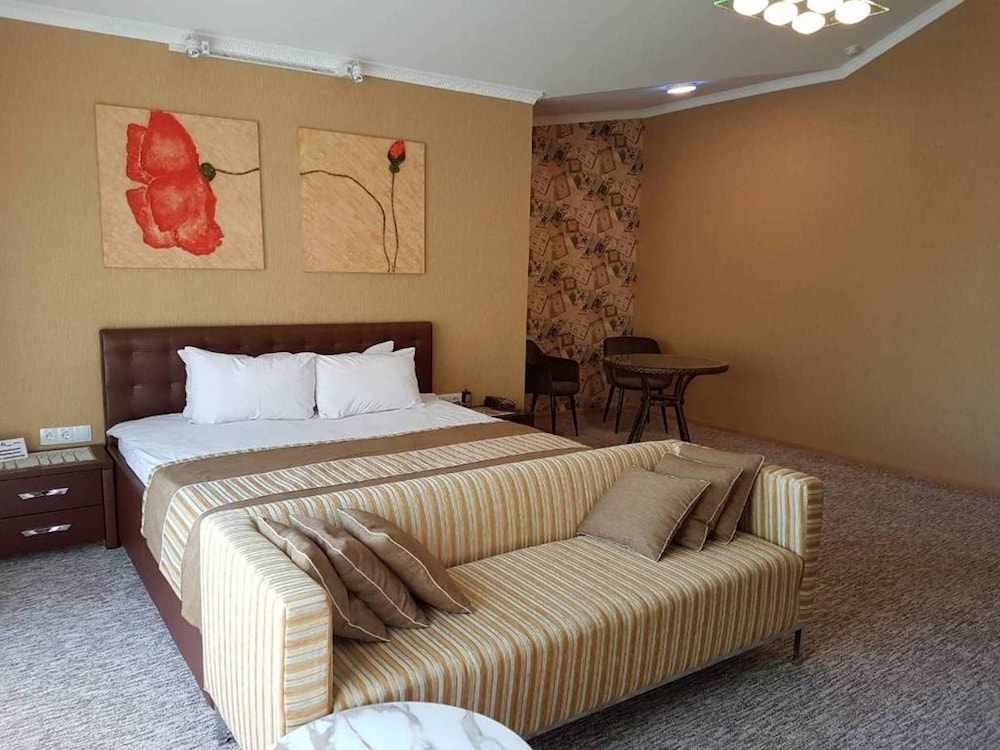 Suite, Balcony
