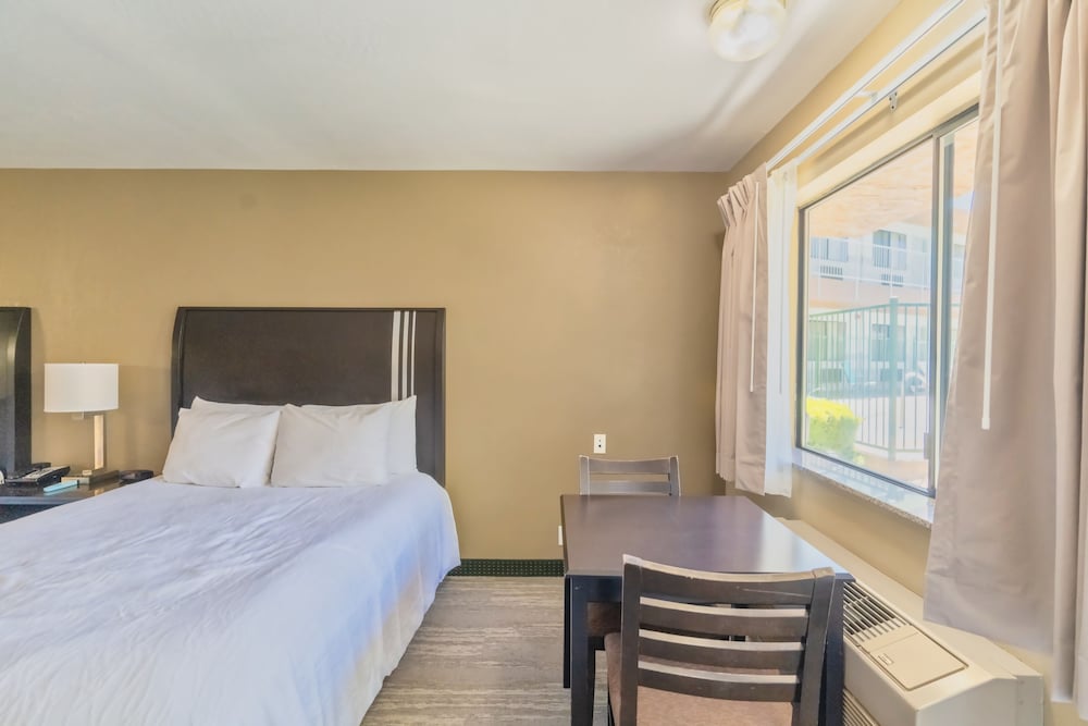 Deluxe Quadruple Room, 2 Queen Beds, Non Smoking photo 3