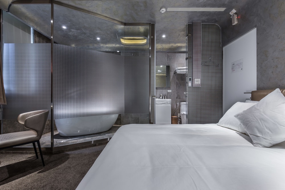 Deluxe Double Room, 1 Queen Bed, Bathtub, City View (3F)
