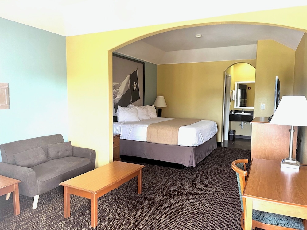 Standard Room, 1 King Bed, Non Smoking - Photo 1