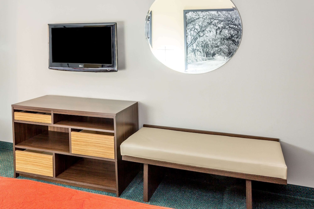 Room, 1 King Bed, Non Smoking (First Floor) photo 3
