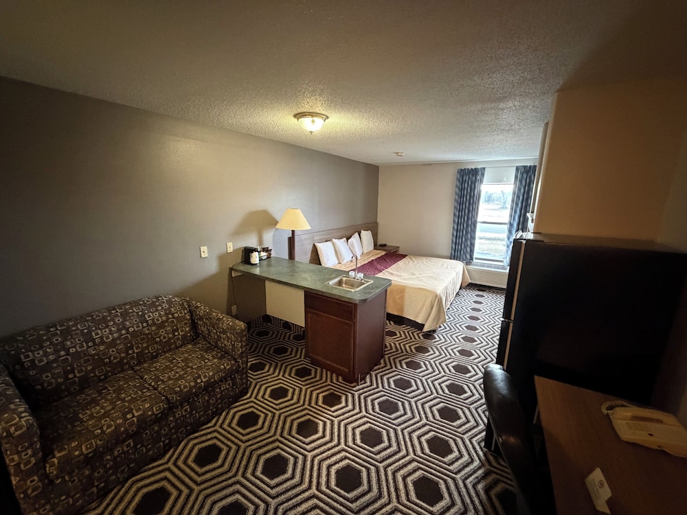 Deluxe Studio, 1 King Bed, Refrigerator & Microwave photo 2