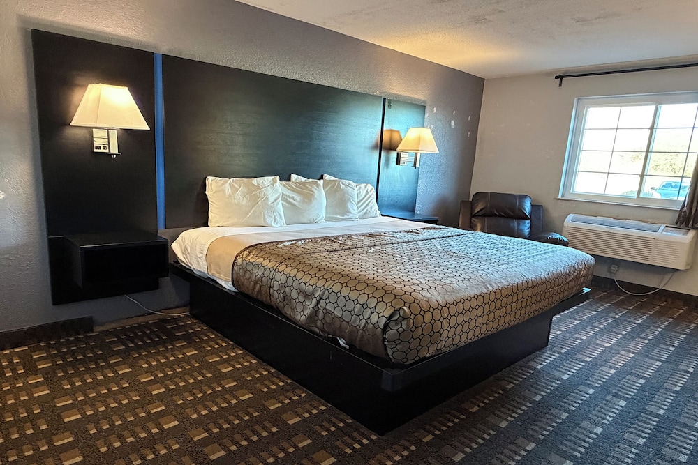 Standard Room, 1 King Bed, Non Smoking photo 3