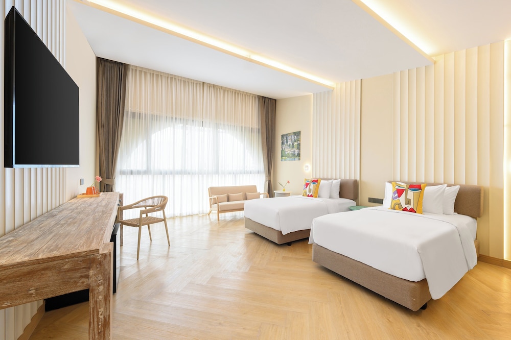 Deluxe Room thumbnail 6