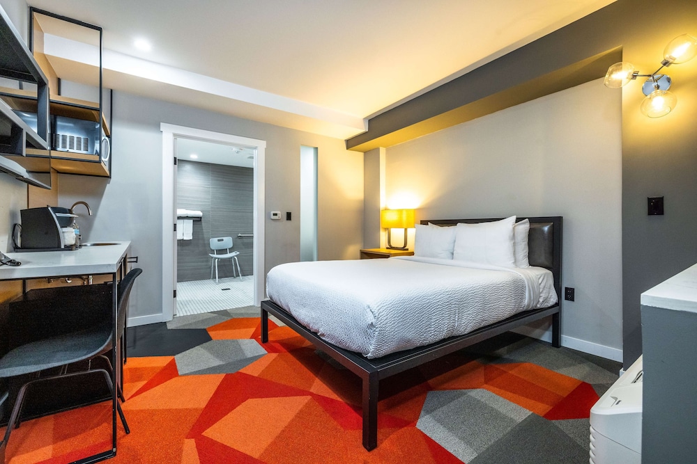 Room, 1 King Bed, Accessible, (Mobility, Hearing, Roll-in Shower) - Photo 4
