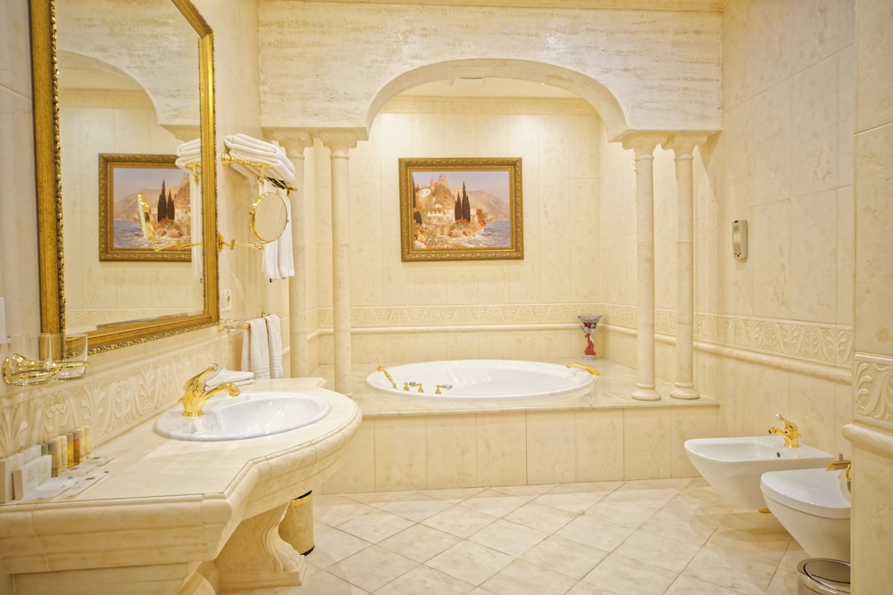 Royal Suite photo 2