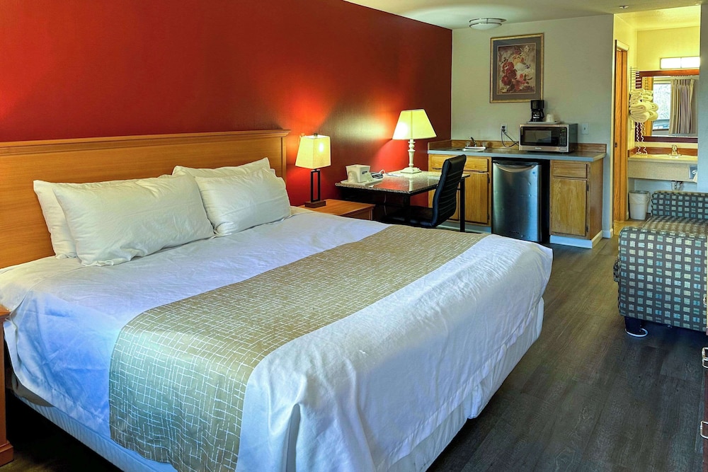 Standard Room, 1 King Bed, Non Smoking - Photo 2