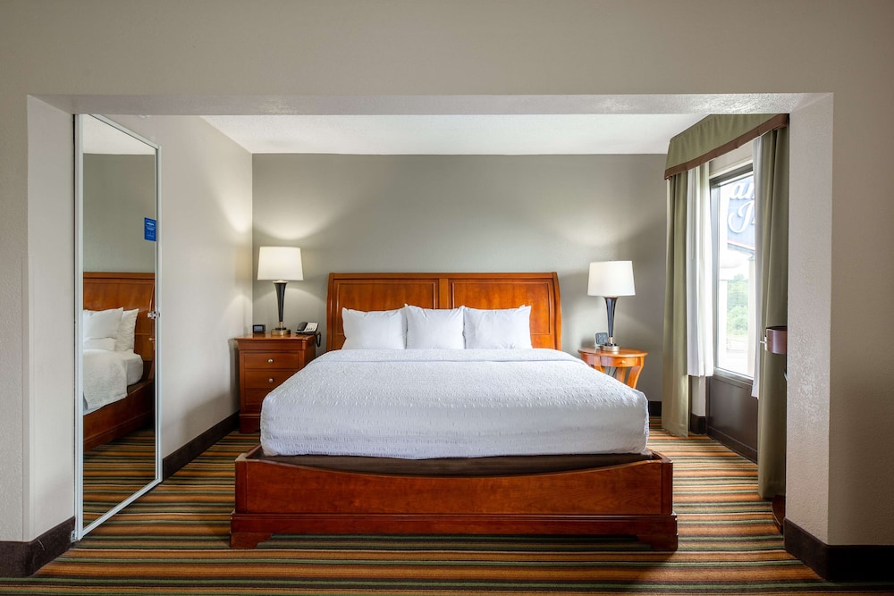 Executive Suite, 1 King Bed - Photo 3