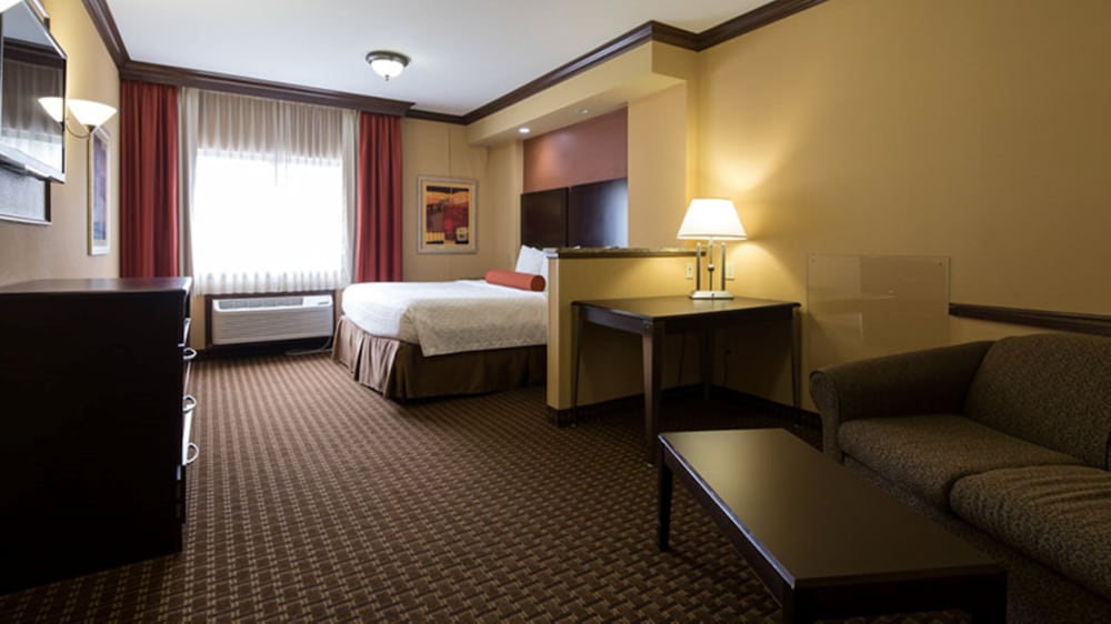 Suite, 1 King Bed, Non Smoking, Refrigerator & Microwave (Living Room;with Sofabed) - Photo 2