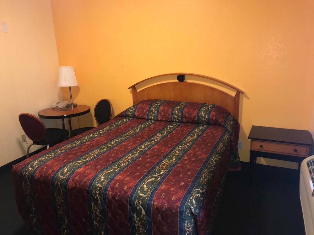 Standard Room (1 Queen Bed) photo 3