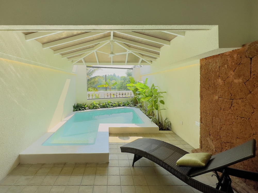 Luxury Room with Private Pool - Photo 1