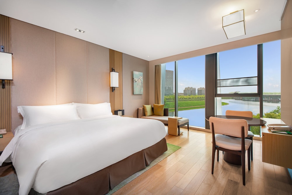 Standard Room, 1 King Bed photo 3