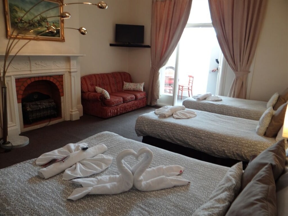 Quadruple Room, Ensuite (Double and Two Single Bed) photo 3