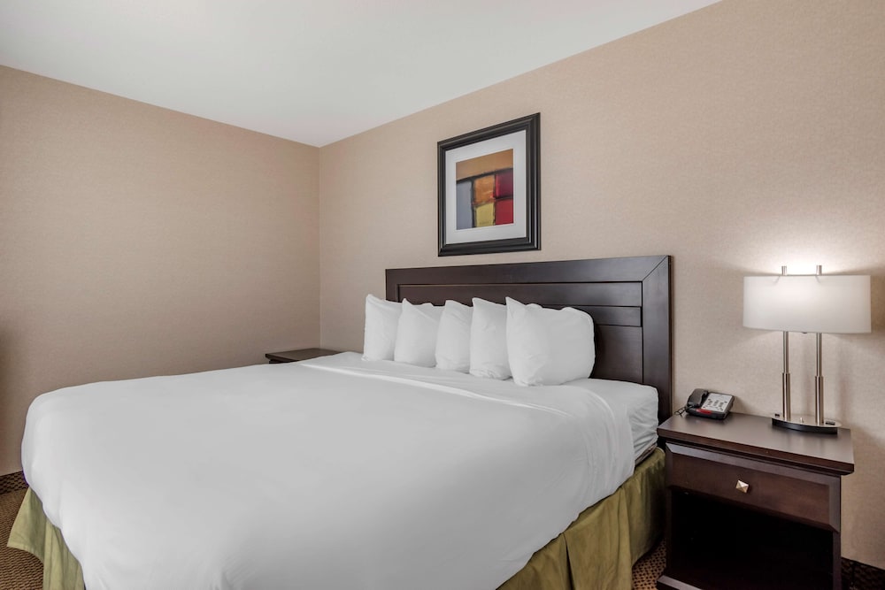 Suite, Multiple Beds, Non Smoking, Refrigerator & Microwave photo 3