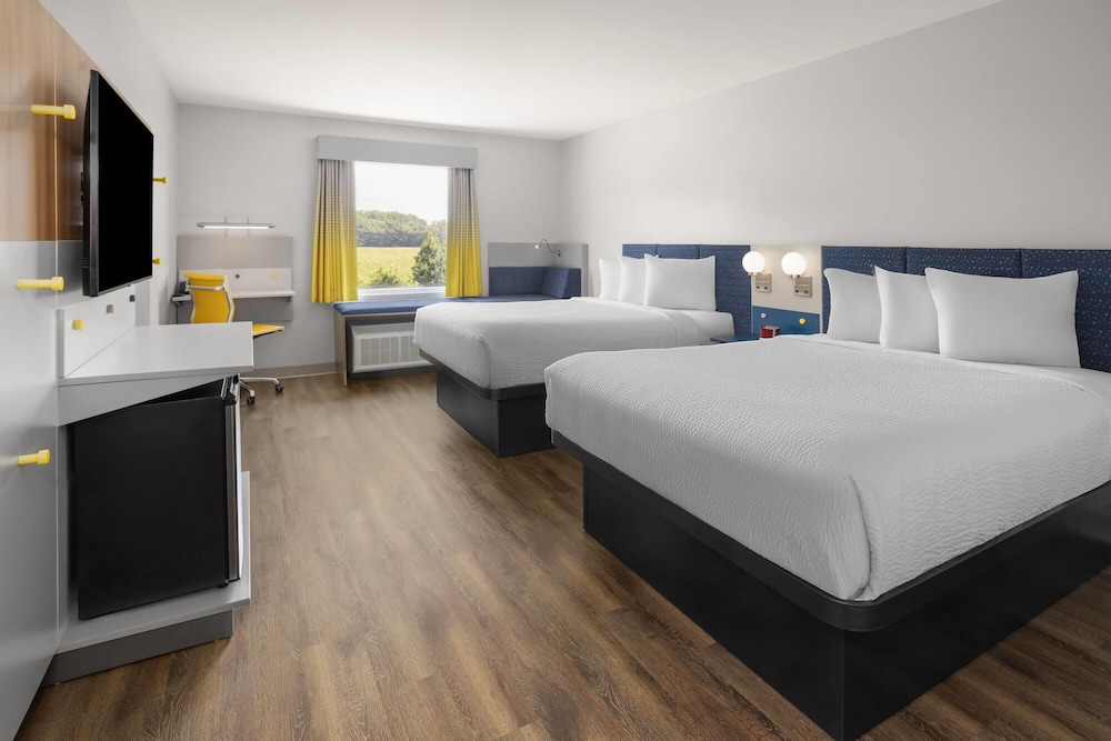 Room, 2 Queen Beds, Non Smoking, Corner (Wide Bathtub) photo 1