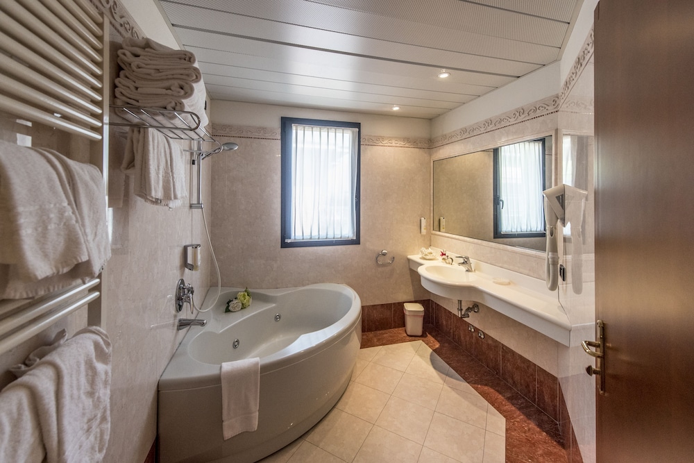 Superior Suite, 2 Bedrooms, Lake View - Photo 4