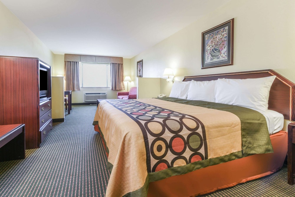 Suite, 1 King Bed - Photo 1