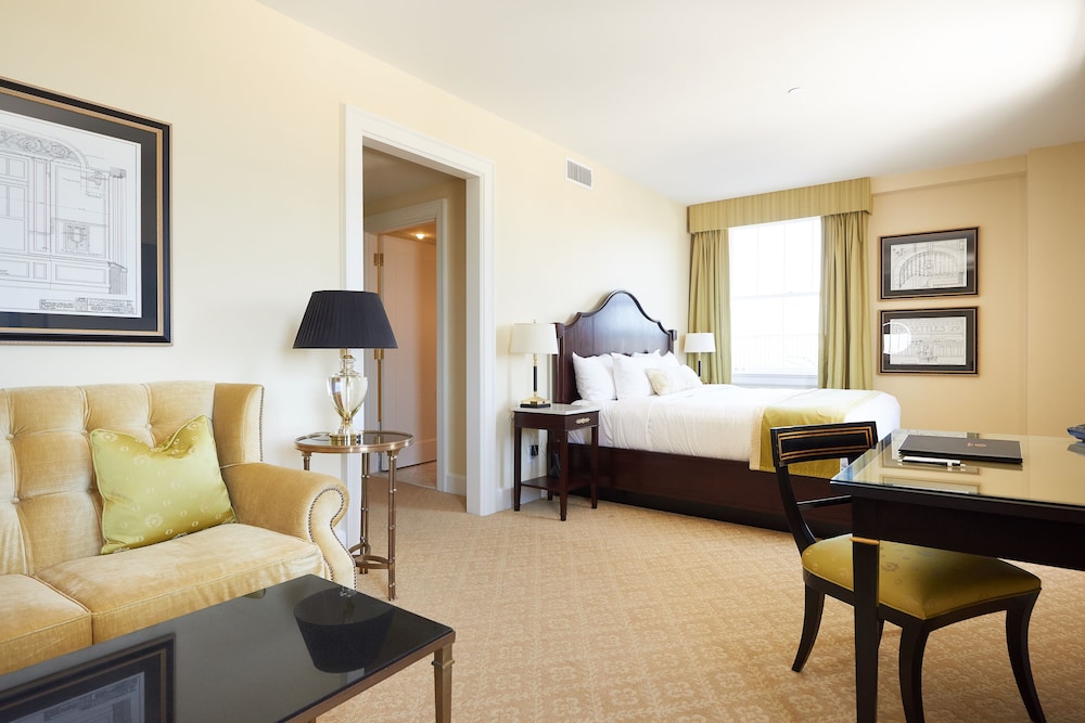 Premium Room, 1 King Bed with Sofa bed, Non Smoking, Bathtub photo 3