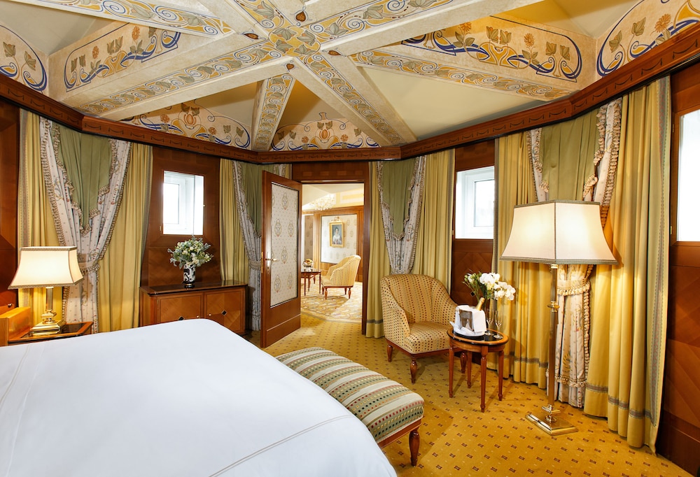 Suite, 1 Bedroom, Non Smoking (Penthouse Suite, Large Balcony, Opera View)