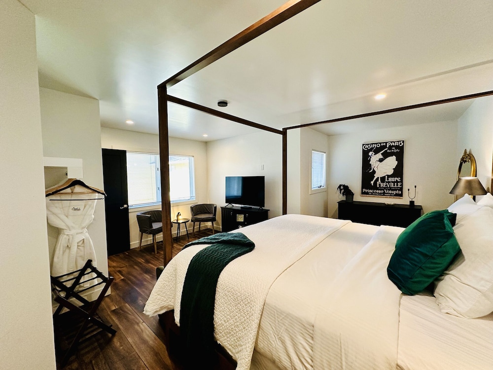 Elite Studio Suite, Kitchen, Courtyard View photo 3