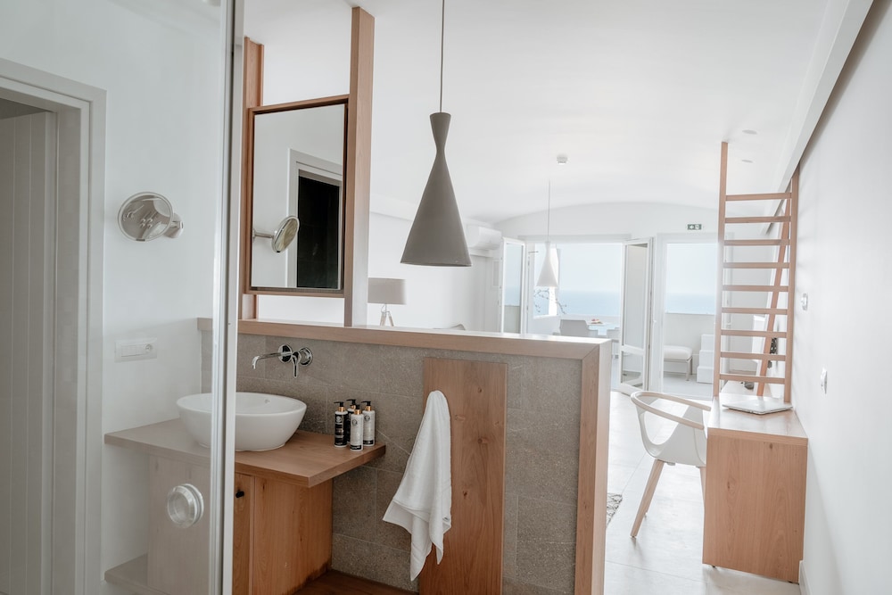 Deluxe Suite with Sea View and Outdoor Hot Tub - Photo 7