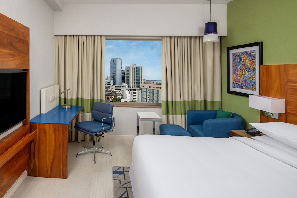 Deluxe Room, 1 Queen Bed, City View, Poolside - Photo 5