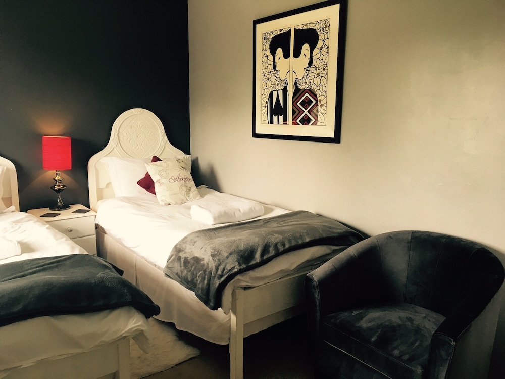 Twin Room, Ensuite ( Mendip View) photo 2
