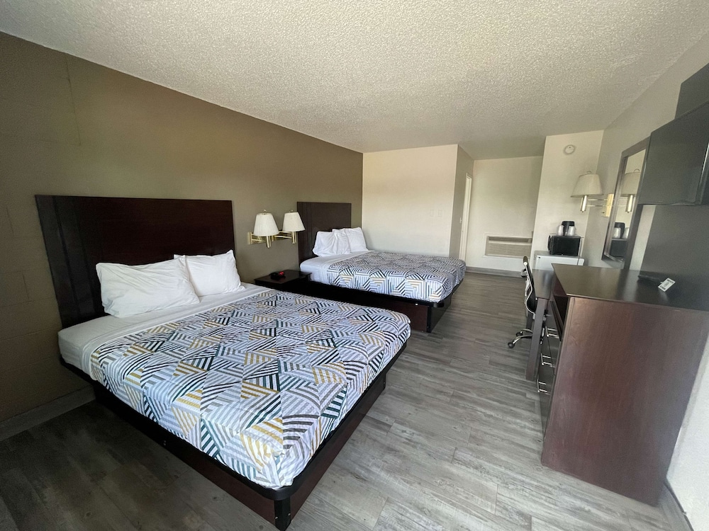 Deluxe Room, 2 Queen Beds, Non Smoking, Refrigerator & Microwave photo 2