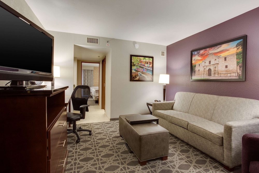 Suite, 2 Queen Beds, Accessible, Refrigerator & Microwave (Sofabed, Tub, Upper Floor)