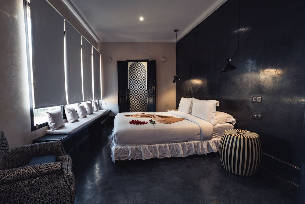 Luxury Suite - Photo 9