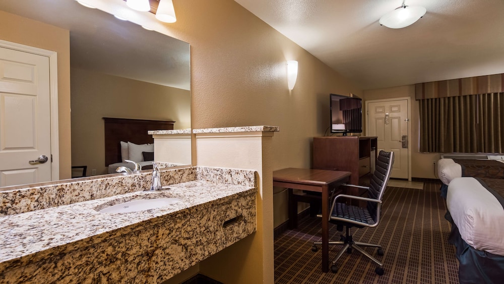 Standard Room, 2 Queen Beds, Non Smoking, Refrigerator & Microwave - Photo 3