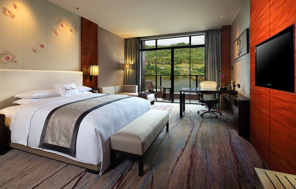 Deluxe King Room with Lake View