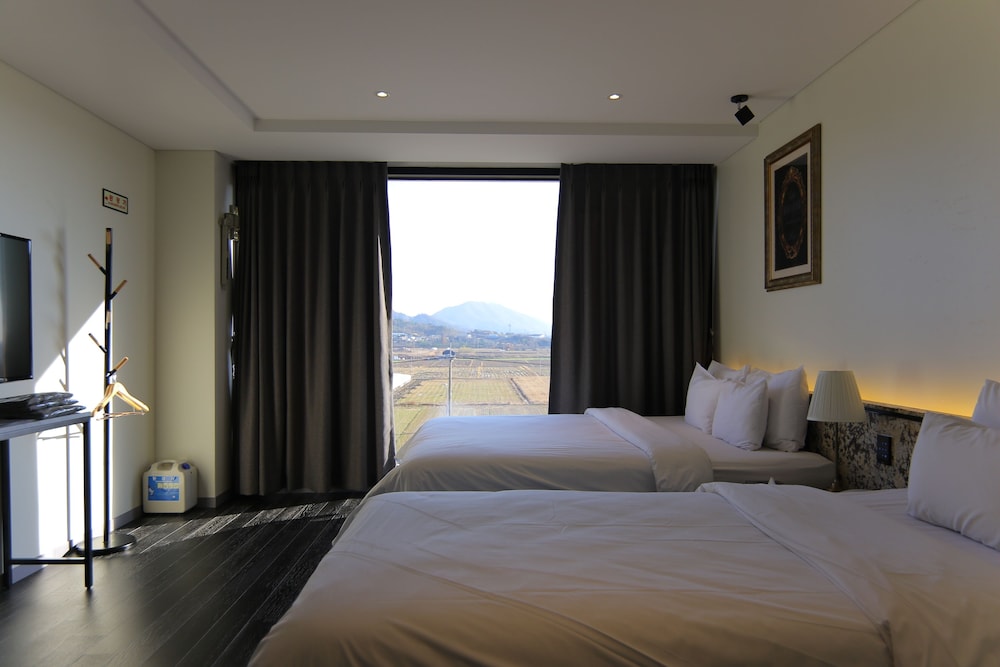 Standard Twin Room - Photo 10