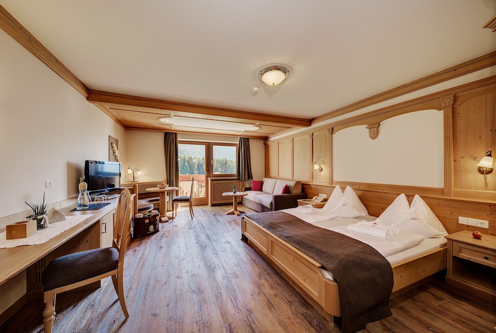 Junior Quadruple Room, 1 Bedroom, Mountain View