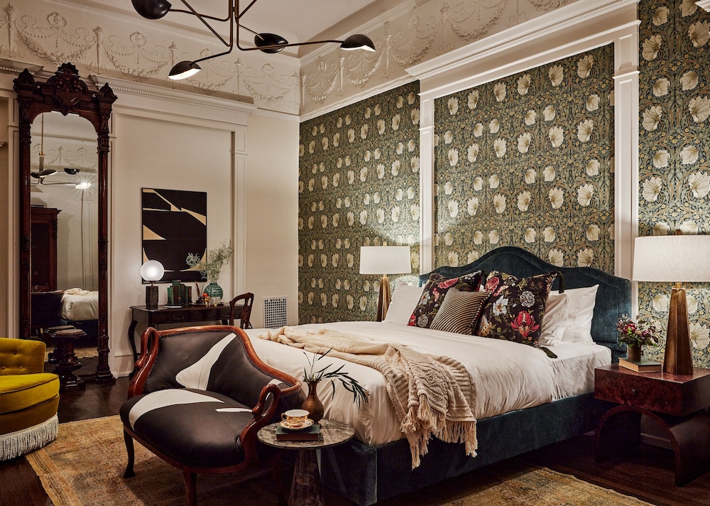 King Salon, 1 King Bed (The Ruby, Floor 4)